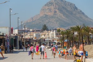 Paseo del Arenal con bañistas y paseantes - Beach houses valencia